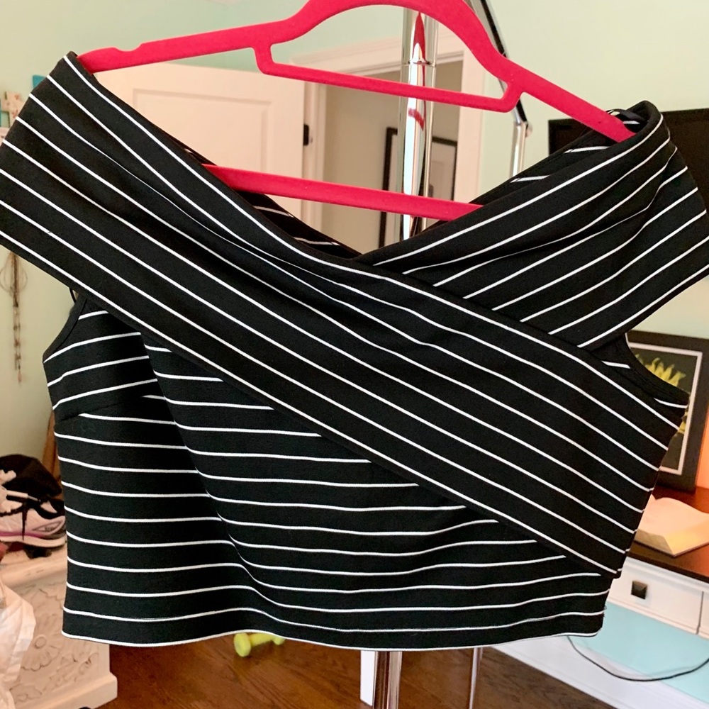 Cross cross black and white crop top